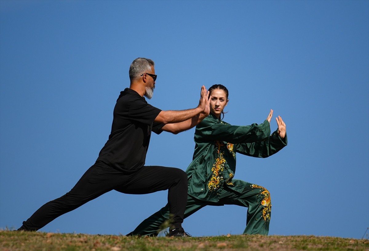 İzmir'de yaşayan Uzak Doğu kökenli tai chi sporcusu Liyne Nisa Akgül, park ve bahçelerde yaptığı...