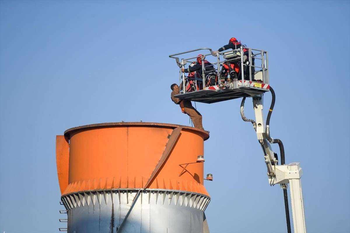 İzmir'in Bornova ilçesinde çimento fabrikasındaki 70 metrelik bacanın içine düşerek mahsur kalan...