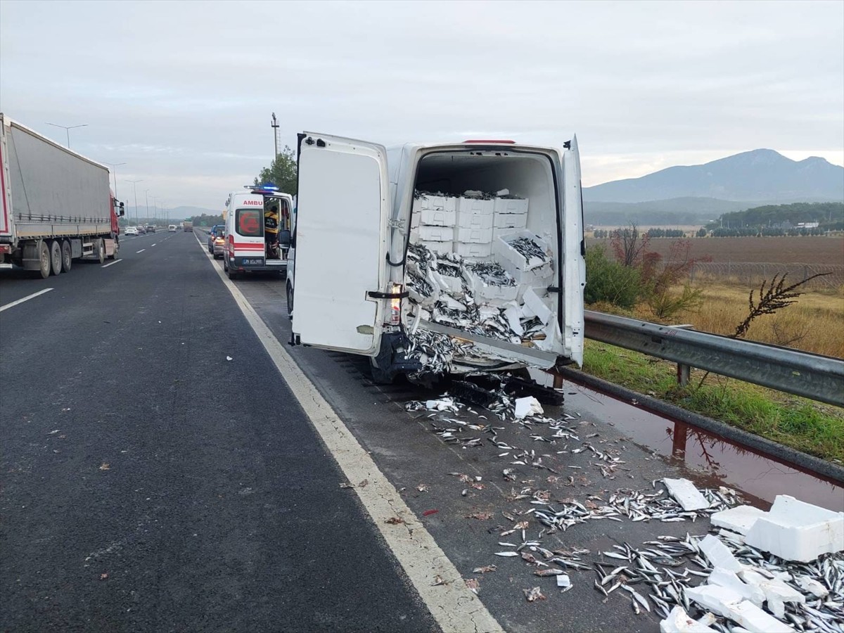 İzmir'in Buca ilçesinde iki panelvan ile otomobilin karıştığı kazada 1 kişi hayatını kaybetti, 4...
