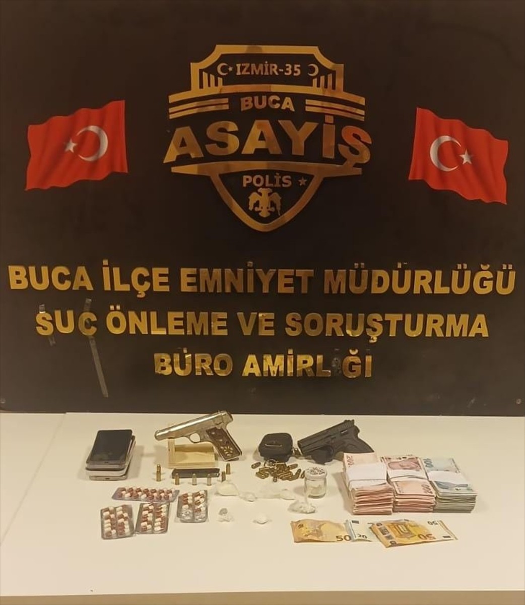 İzmir'in Buca ilçesindeki 2 operasyonda ruhsatsız silah ve uyuşturucu ele geçirildi, 6 şüpheli...