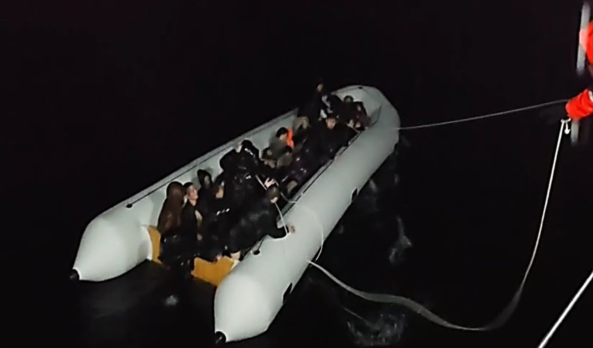 İzmir'in Çeşme ve Seferihisar ilçeleri açıklarında 75 düzensiz göçmen kurtarıldı, Dikili ve Foça...