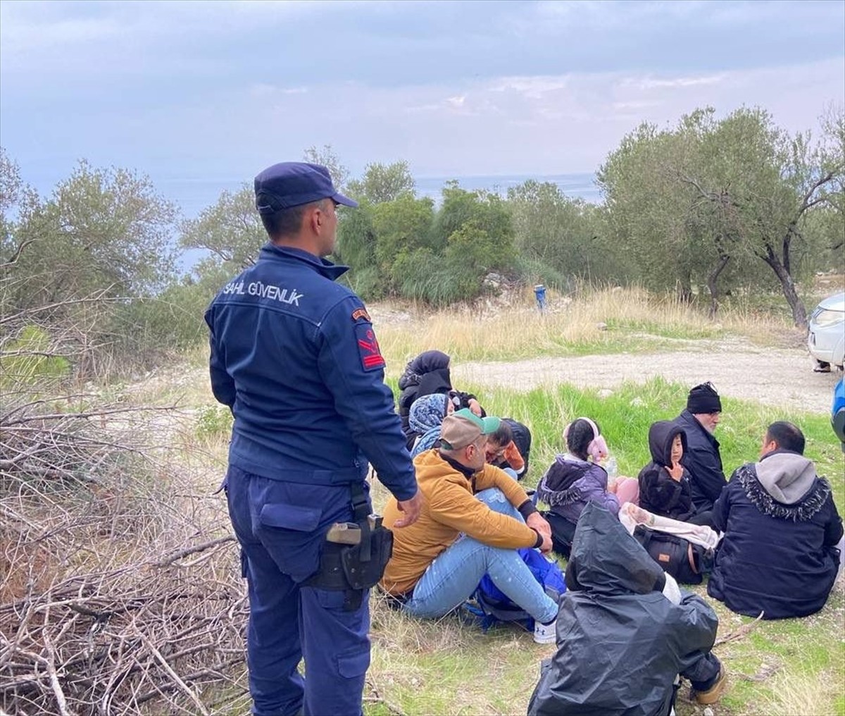 İzmir'in Dikili, Foça, Menderes ve Seferihisar ilçelerinde 128 düzensiz göçmen yakalandı.