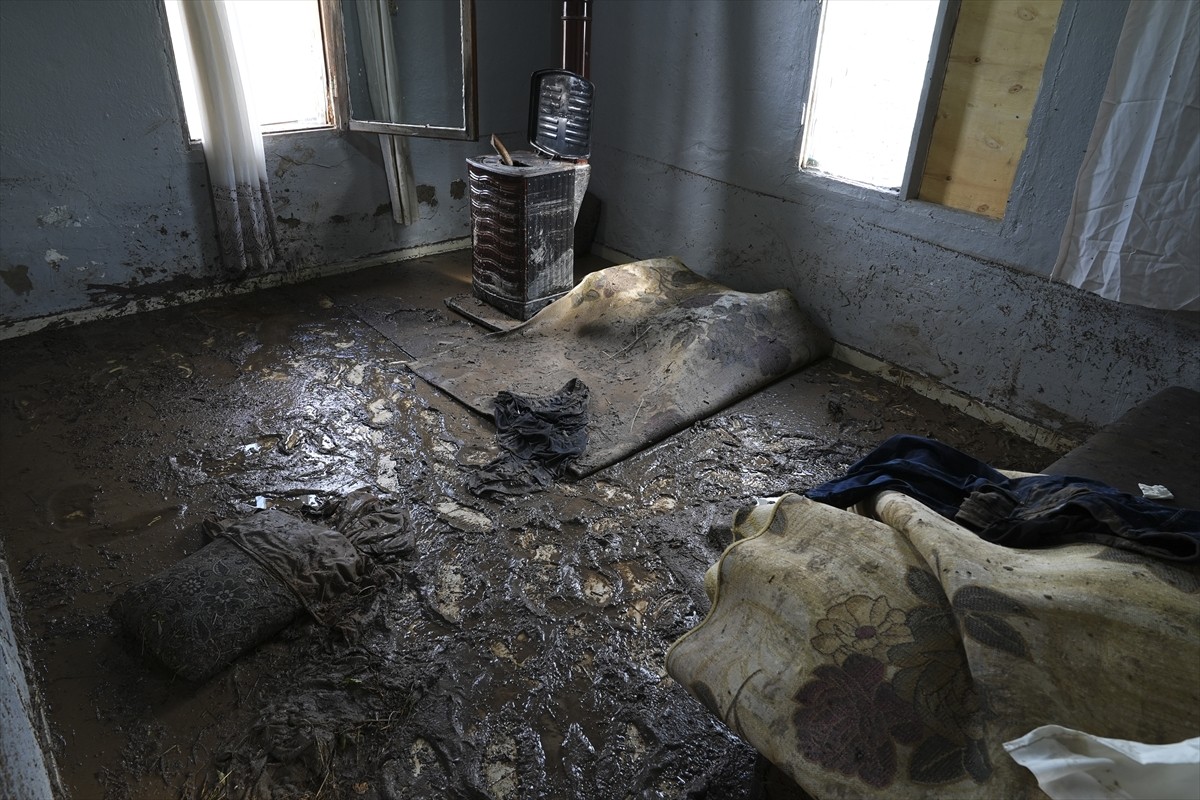 İzmir'in Foça ilçesinde dün yaşanan sağanak sonrası meydana gelen selde zarar görenler...