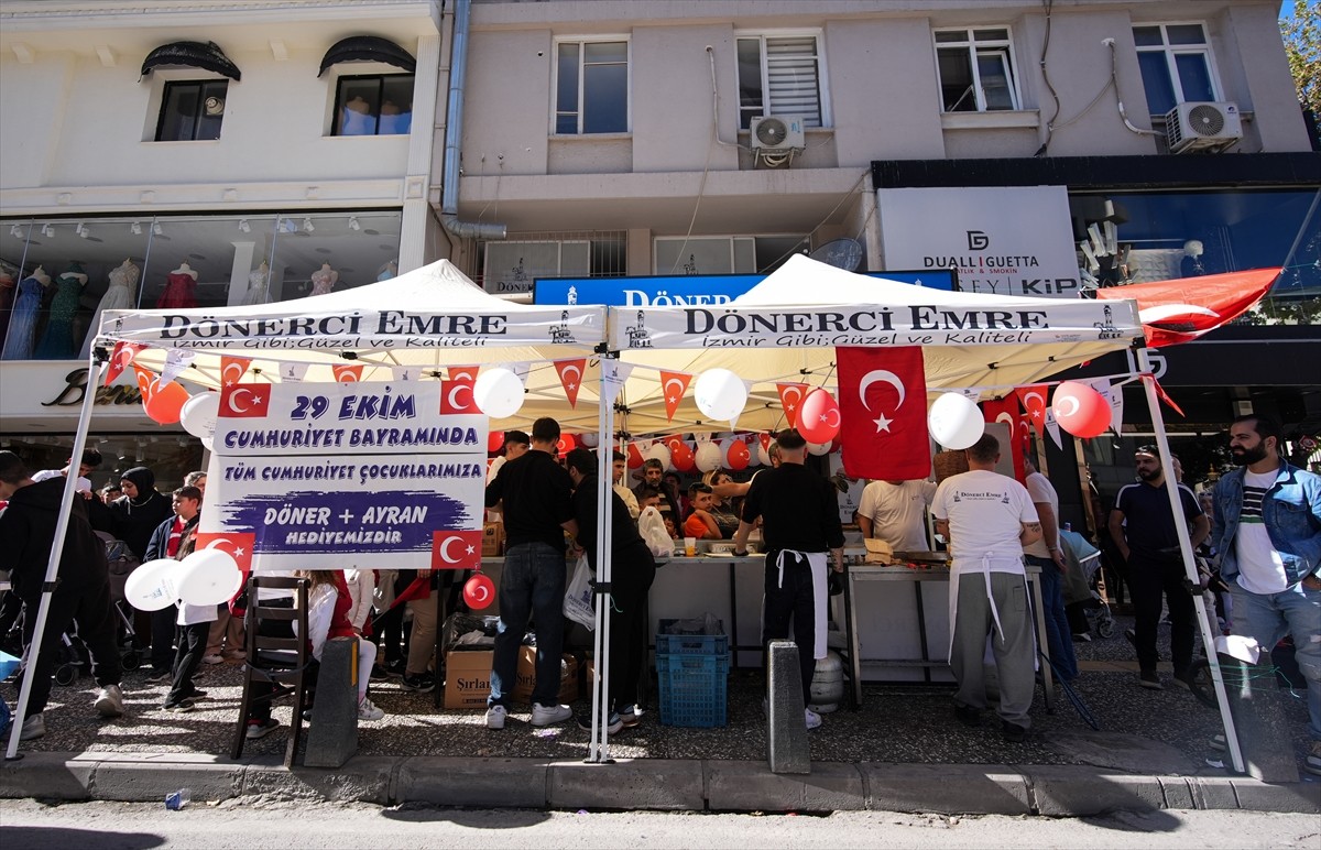 İzmir'in Konak ilçesinde bir dönerci, 29 Ekim Cumhuriyet Bayramı dolayısıyla çocuklara döner ekmek...