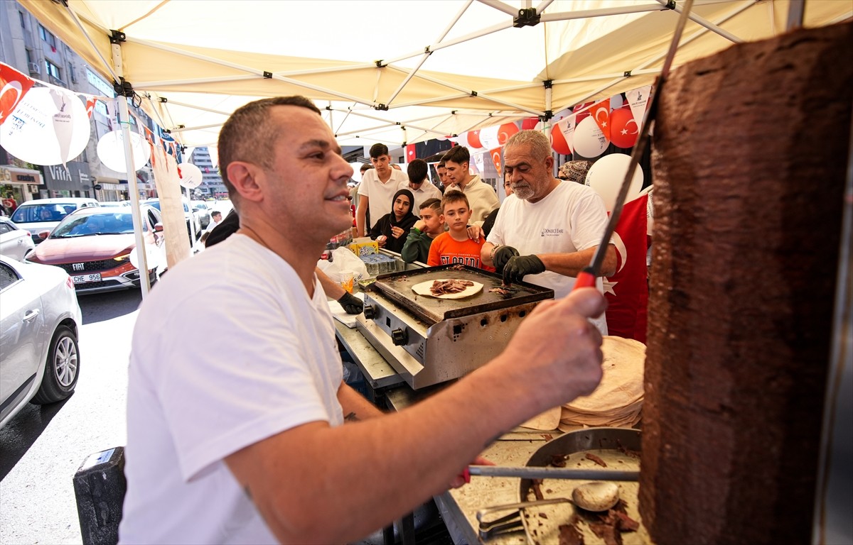 İzmir'in Konak ilçesinde bir dönerci, 29 Ekim Cumhuriyet Bayramı dolayısıyla çocuklara döner ekmek...