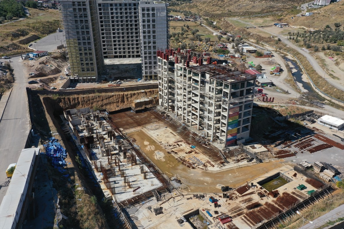 İzmir Büyükşehir Belediyesinin Gaziemir ilçesinde başlattığı konut projesi ilerlemediği için...