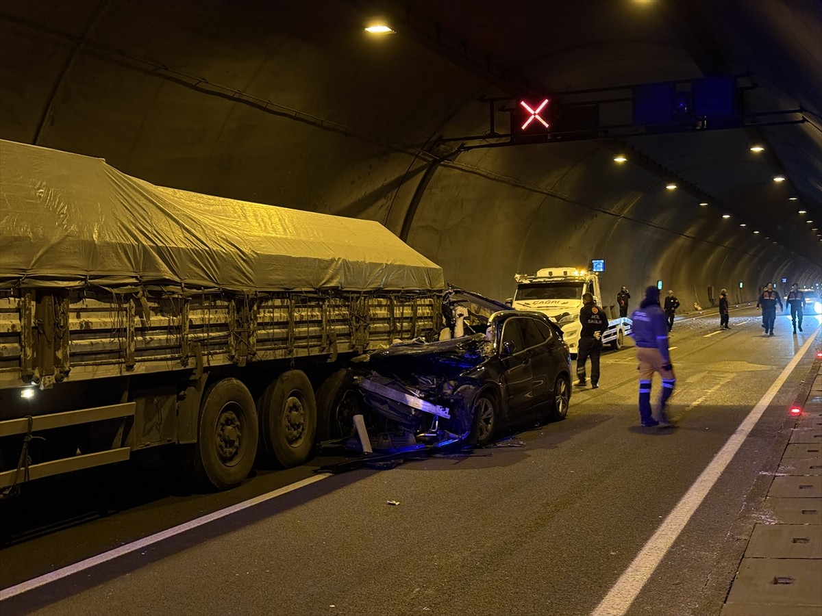Kahramanmaraş'ın Göksun ilçesinde, tıra çarpan SUV tipi araçtaki 1 kişi yaşamını yitirdi, 4 kişi...