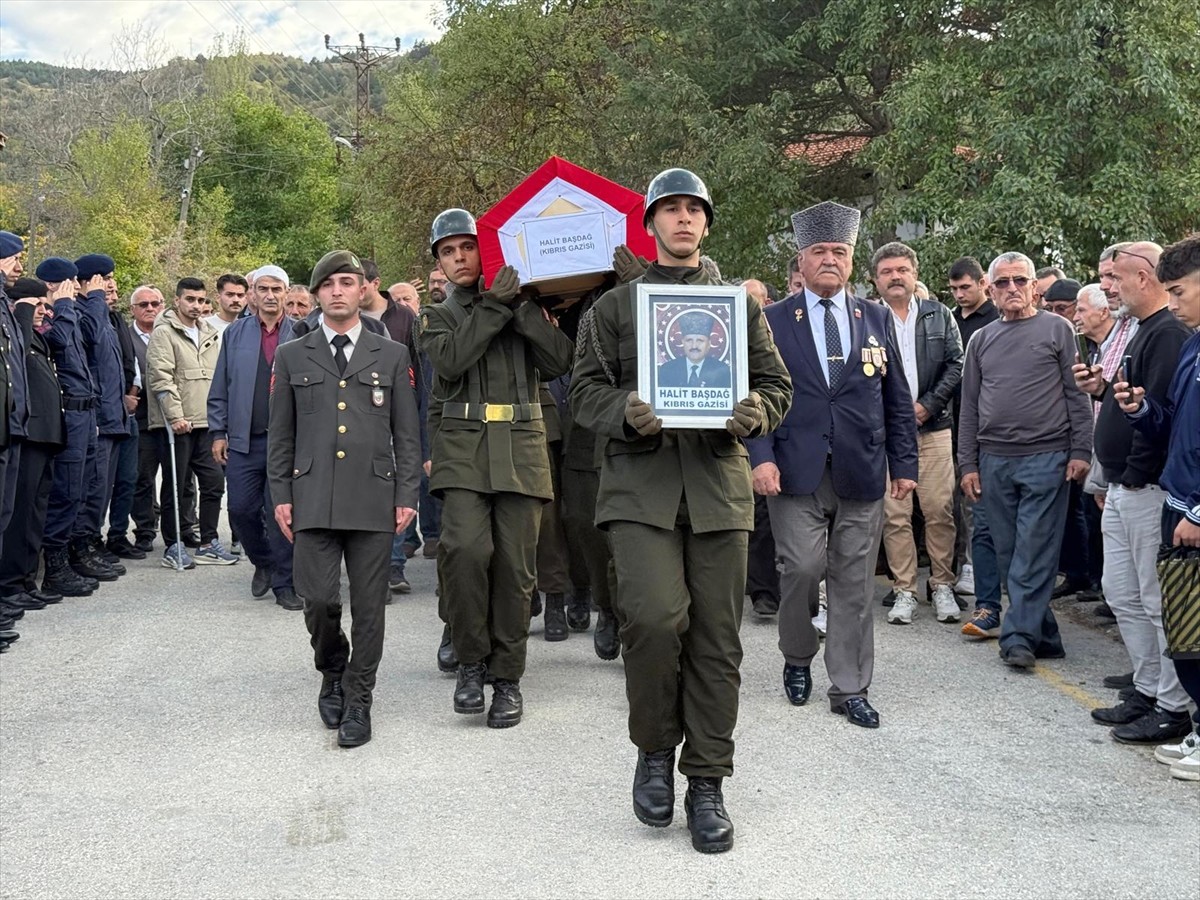  Karabük'te 72 yaşında vefat eden Kıbrıs gazisi Halit Başdağ'ın cenazesi Ovacık ilçesinde toprağa...