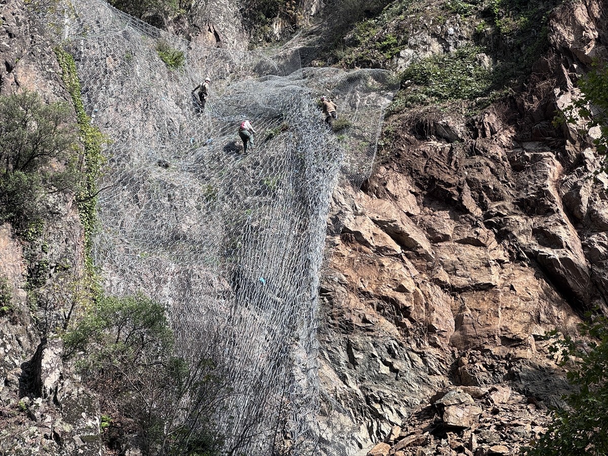 Karabük'te demir yolu hattının bir bölümünde heyelan meydana geldi.