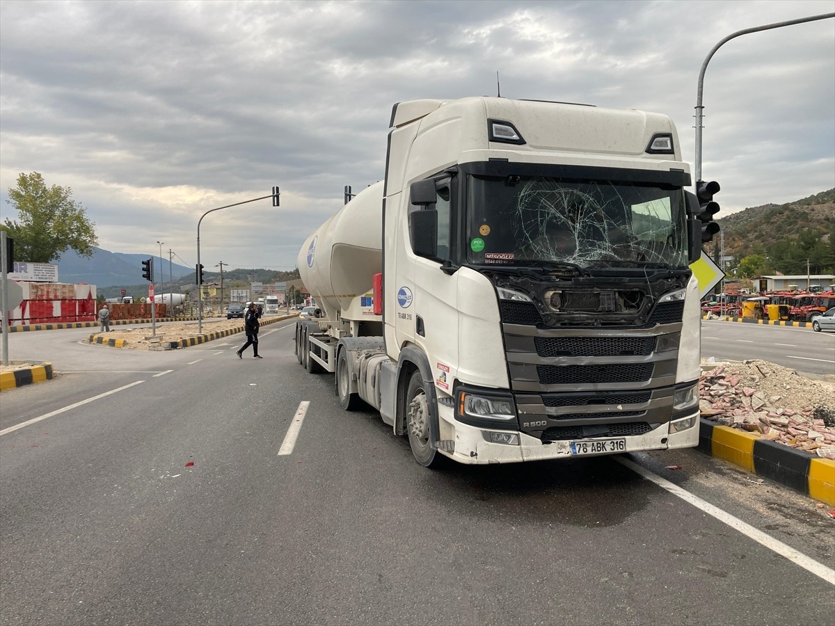 Karabük'ün Eskipazar ilçesinde tırla çarpışan minibüsteki 14 yaş altı futbolcu 9 çocuk...