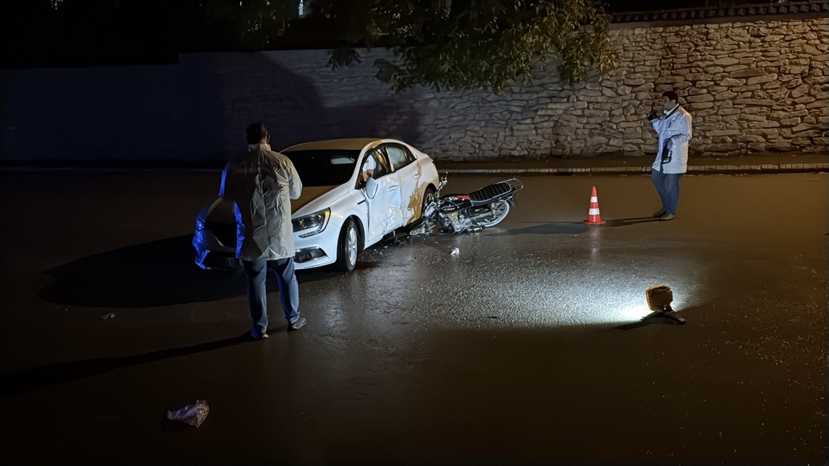 Karabük'ün Safranbolu ilçesinde otomobille çarpışan motosikletteki 1'i ağır olmak üzere 2 kişi...