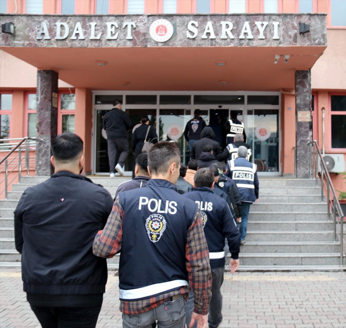 Karabük merkezli siber dolandırıcılık operasyonunda gözaltına alınan 20 şüpheliden 14'ü...