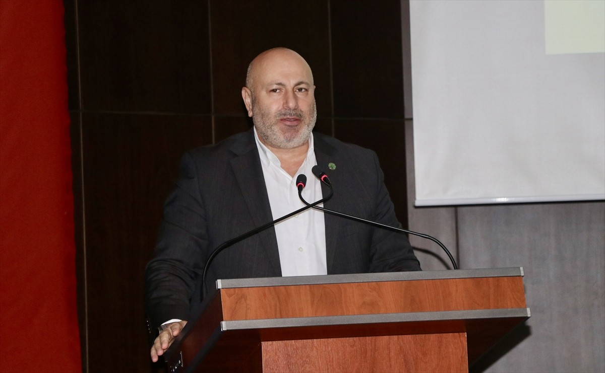 Karadeniz Teknik Üniversitesince (KTÜ) "İklim Değişikliği Sürecinde Su ve Orman Yönetimi" paneli...