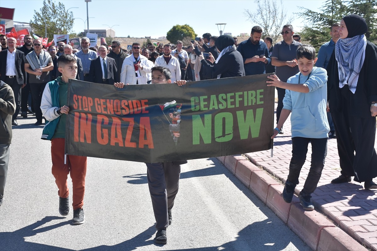 Karamanoğlu Mehmetbey Üniversitesi (KMÜ) öğrencileri, İsrail'in Filistin'e yönelik saldırılarını...