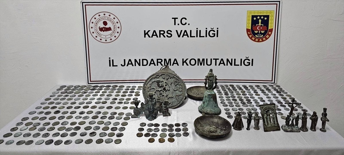 Kars'ın Sarıkamış ilçesinde, tarihi eser kaçakçılığına yönelik operasyonda gözaltına alınan 5...