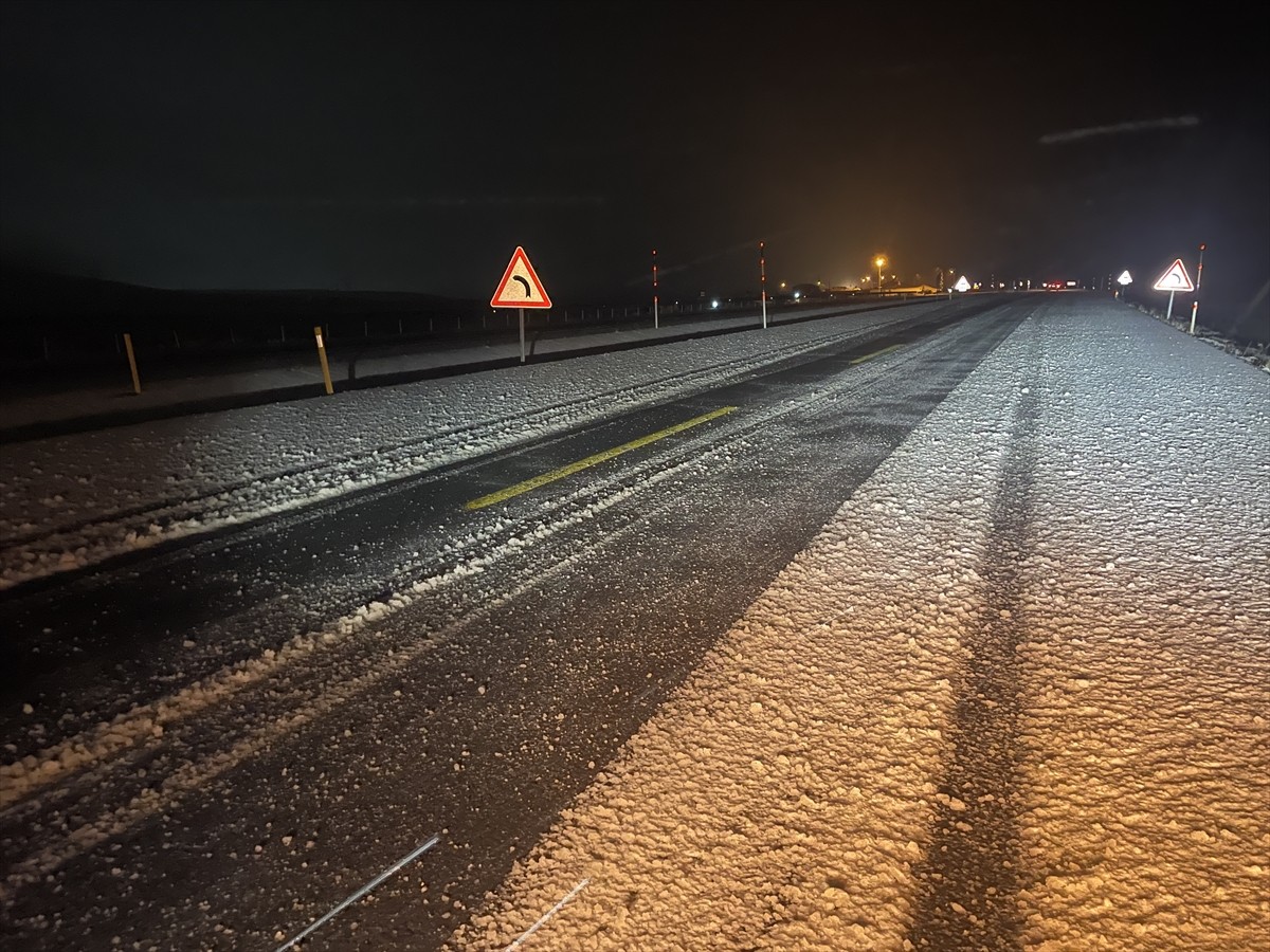 Kars'ın yüksek kesimlerinde kar etkili oluyor. Kars-Digor kara yolunda 2 bin 286 rakımdaki Hanlar...