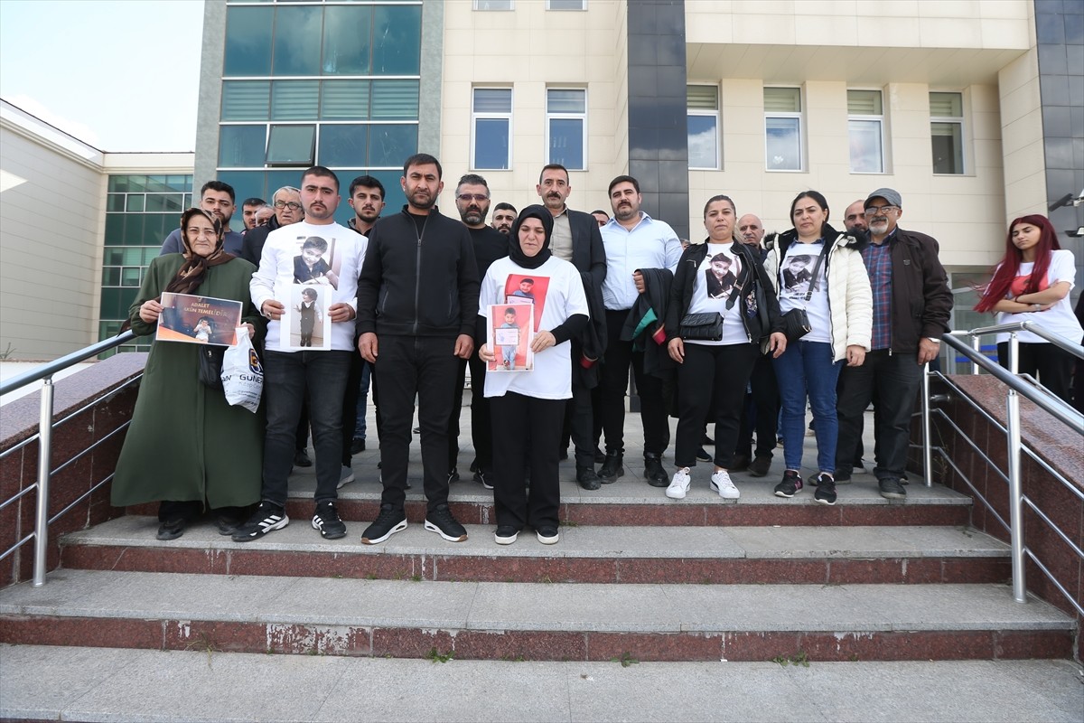 Kars'ta akülü aracıyla evinin önünde oynadığı sırada maganda kurşunu isabet etmesi sonucu hayatını...