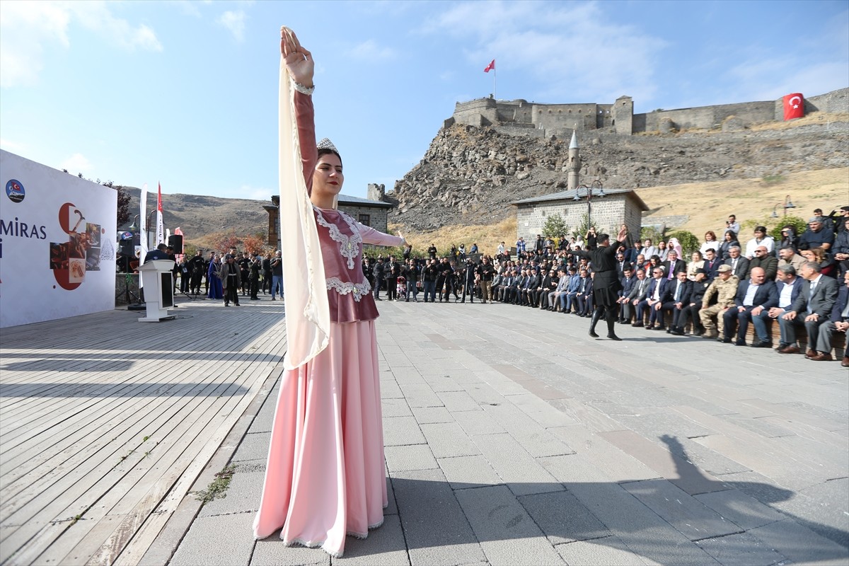 Kars'ta düzenlenen "Yaşayan Miras Festivali" çeşitli etkinliklerle başladı. Kafkas Halk Oyunları...