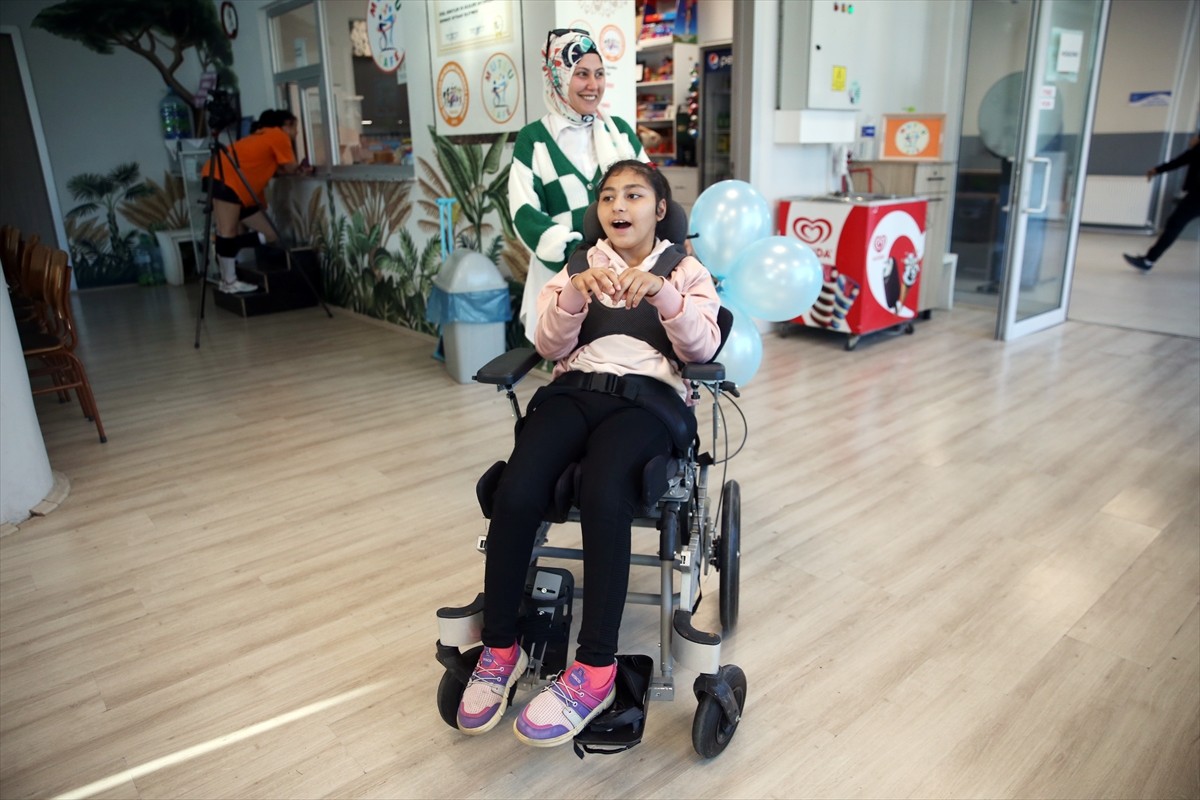 Kastamonu'da 14 yaşındaki serebral palsili Zeynep Hoşlan'ın yüzü, ayarlanabilir sırt açısı...
