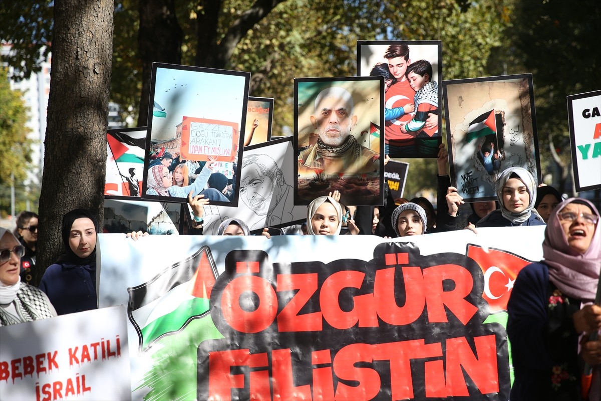 Kastamonu'da, AK Parti Kadın Kollarınca "Gazze İçin Sessiz Çığlık" etkinliği yapıldı. Kışla...