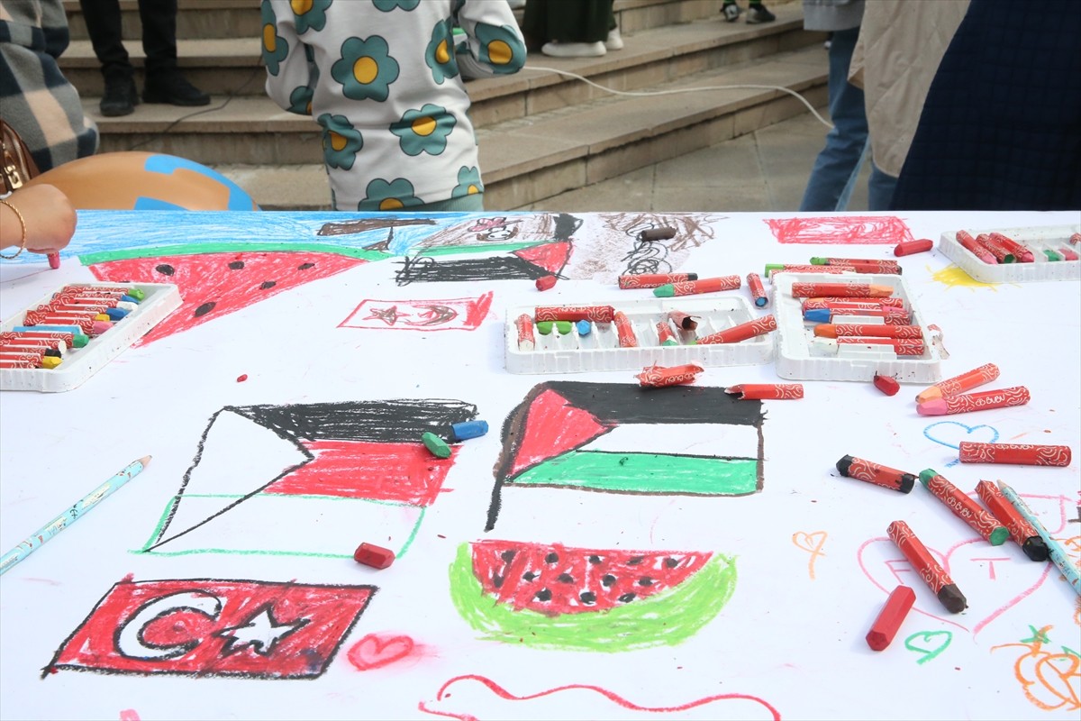 Kastamonu'da, Gazze'deki soykırıma dikkat çekmek için "Filistinli çocuklar için çiz" etkinliği...