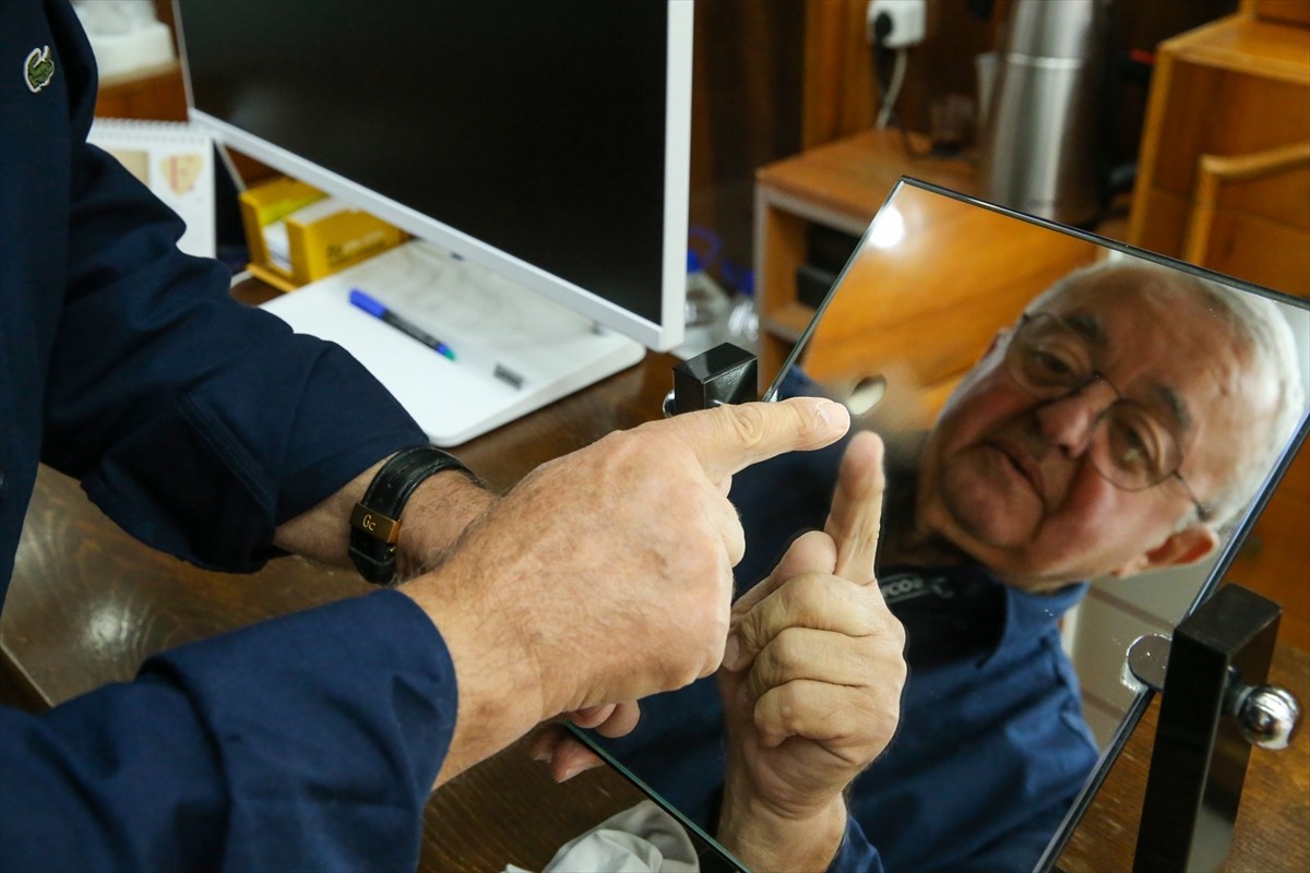 Kastamonu'da yaklaşık 60 yıldır gözlükçülük yapan İsmail Kargılı, gözlük camlarını düzeltirken...