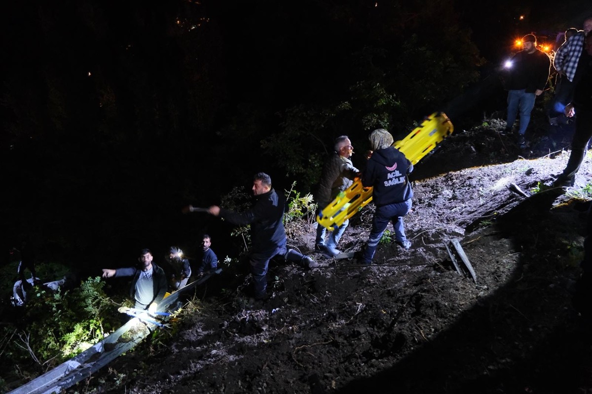 Kastamonu'nun Bozkurt ilçesinde şarampole devrilen tırın sürücüsü sıkıştığı yerden yaklaşık 2 saat...