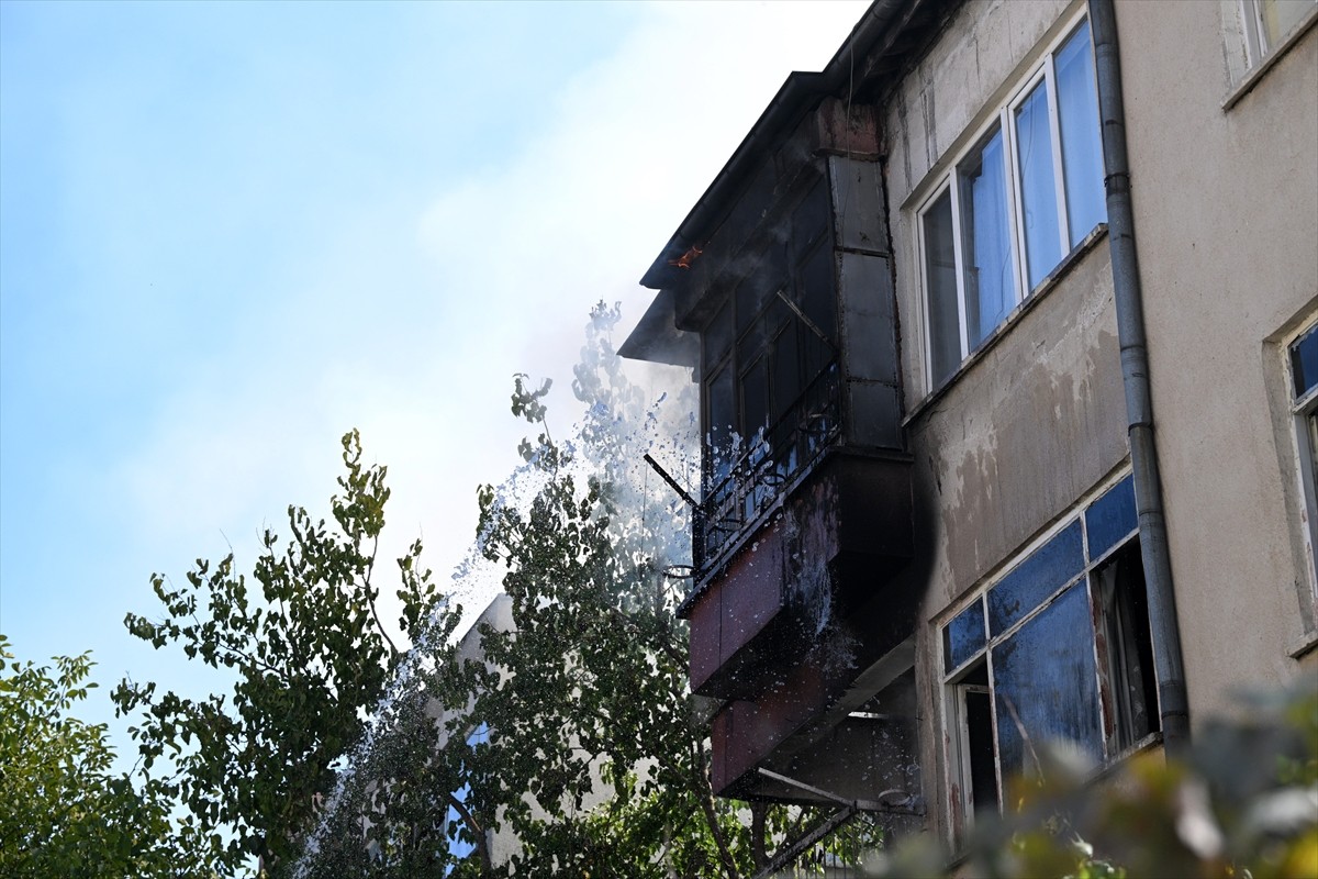 Kayseri'de iki katlı binada çıkan yangın itfaiye ekiplerince söndürüldü.