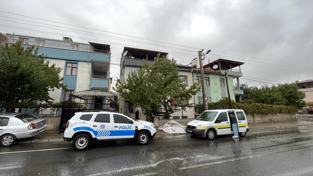 Kayseri'de tadilat yaptığı çatıyı kontrol ettiği sırada beton zemine düşen kişi yaralandı....