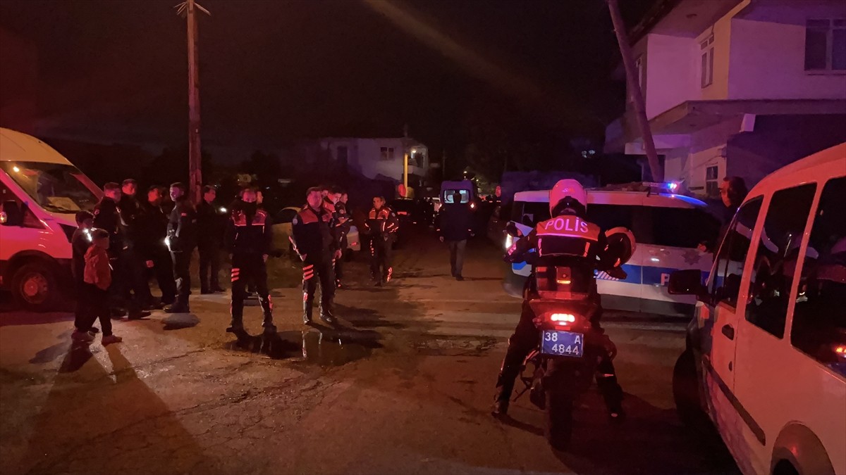 Kayseri'nin merkez Melikgazi ilçesinde bir bakkalda çıkan bıçaklı kavgada 1 kişi yaralandı. hbar...