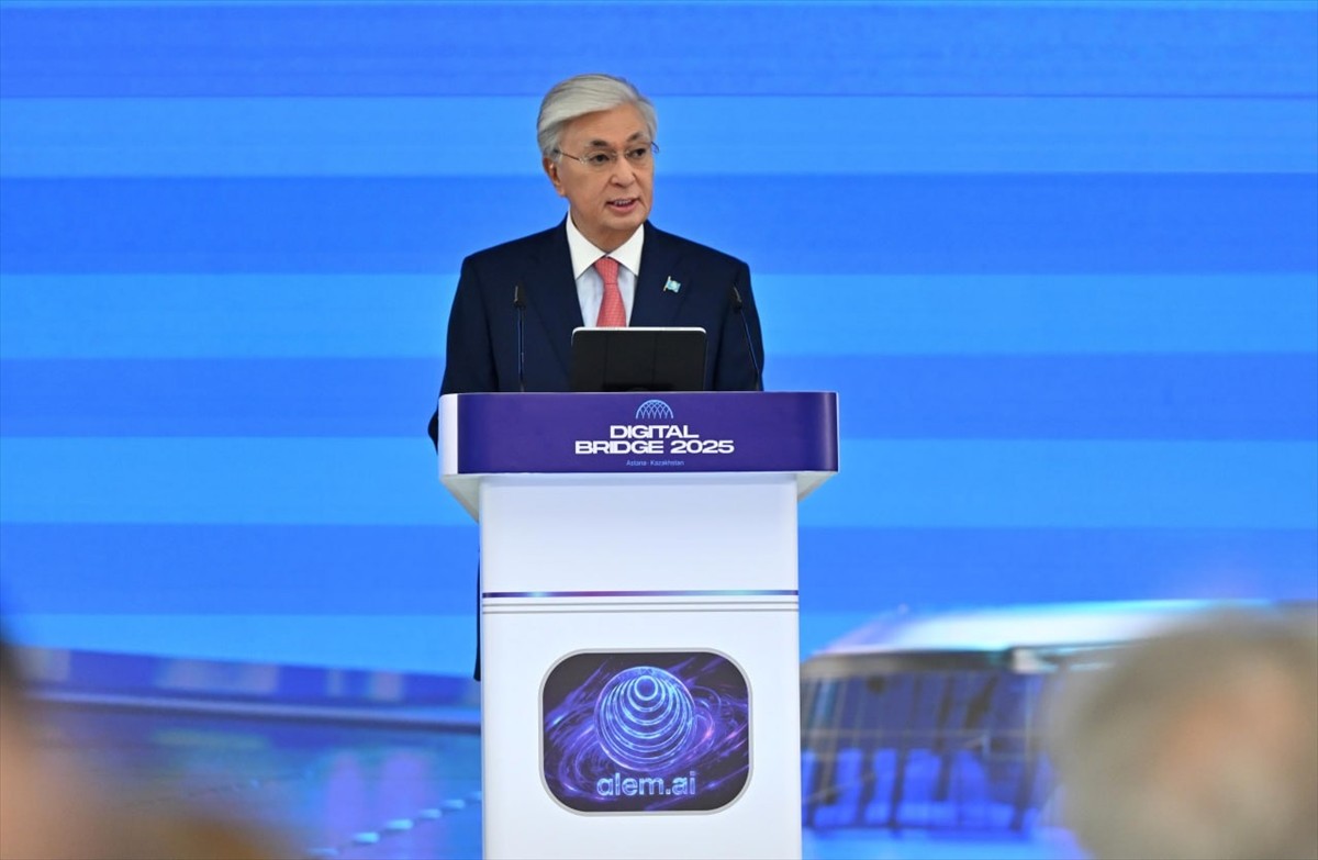 Kazakistan Cumhurbaşkanı Kasım Cömert Tokayev, başkent Astana’da başlayan “Digital Bridge 2025”...