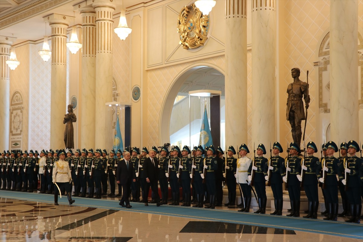 Kazakistan’da resmi temaslarda bulunan Azerbaycan Cumhurbaşkanı İlham Aliyev (sol 2), başkent...