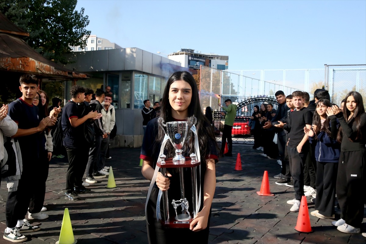 Kick Boks Dünya Şampiyonası'nda birinci olan lise öğrencisi Elif Ceren Uzunçakmak'a, Kayseri'deki...