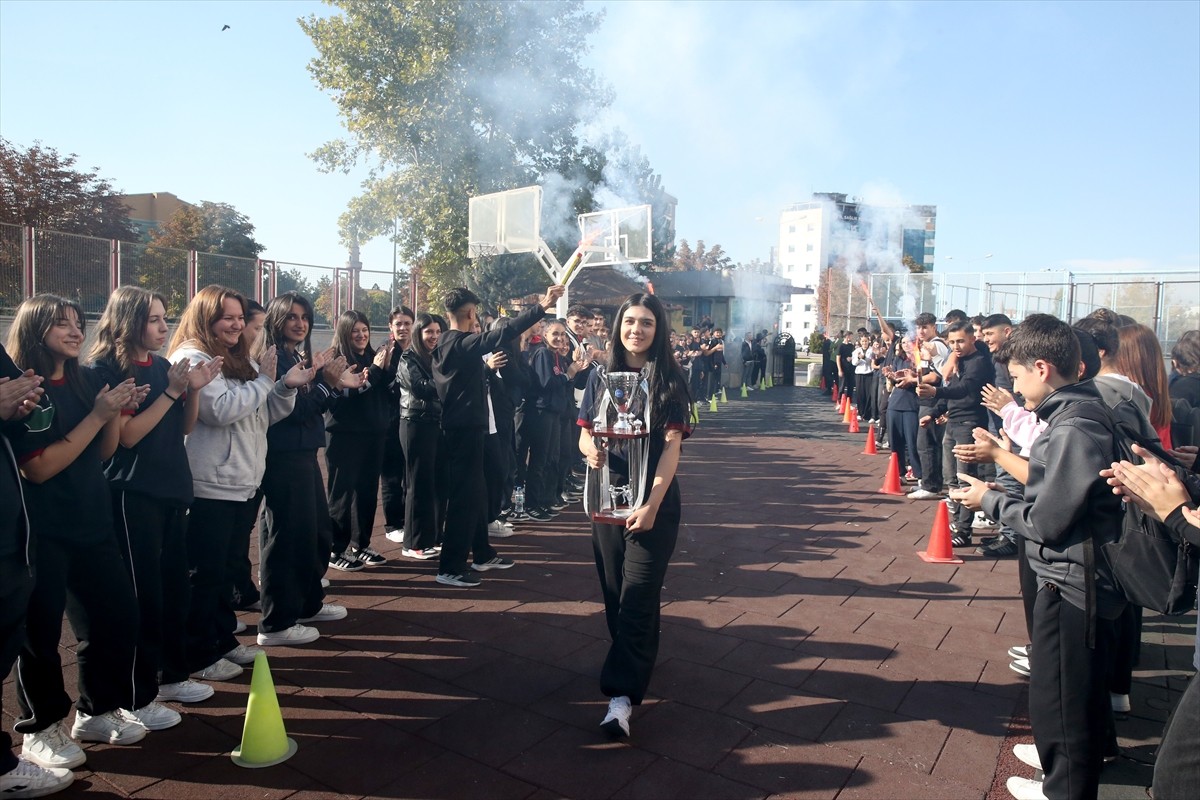 Kick Boks Dünya Şampiyonası'nda birinci olan lise öğrencisi Elif Ceren Uzunçakmak'a, Kayseri'deki...