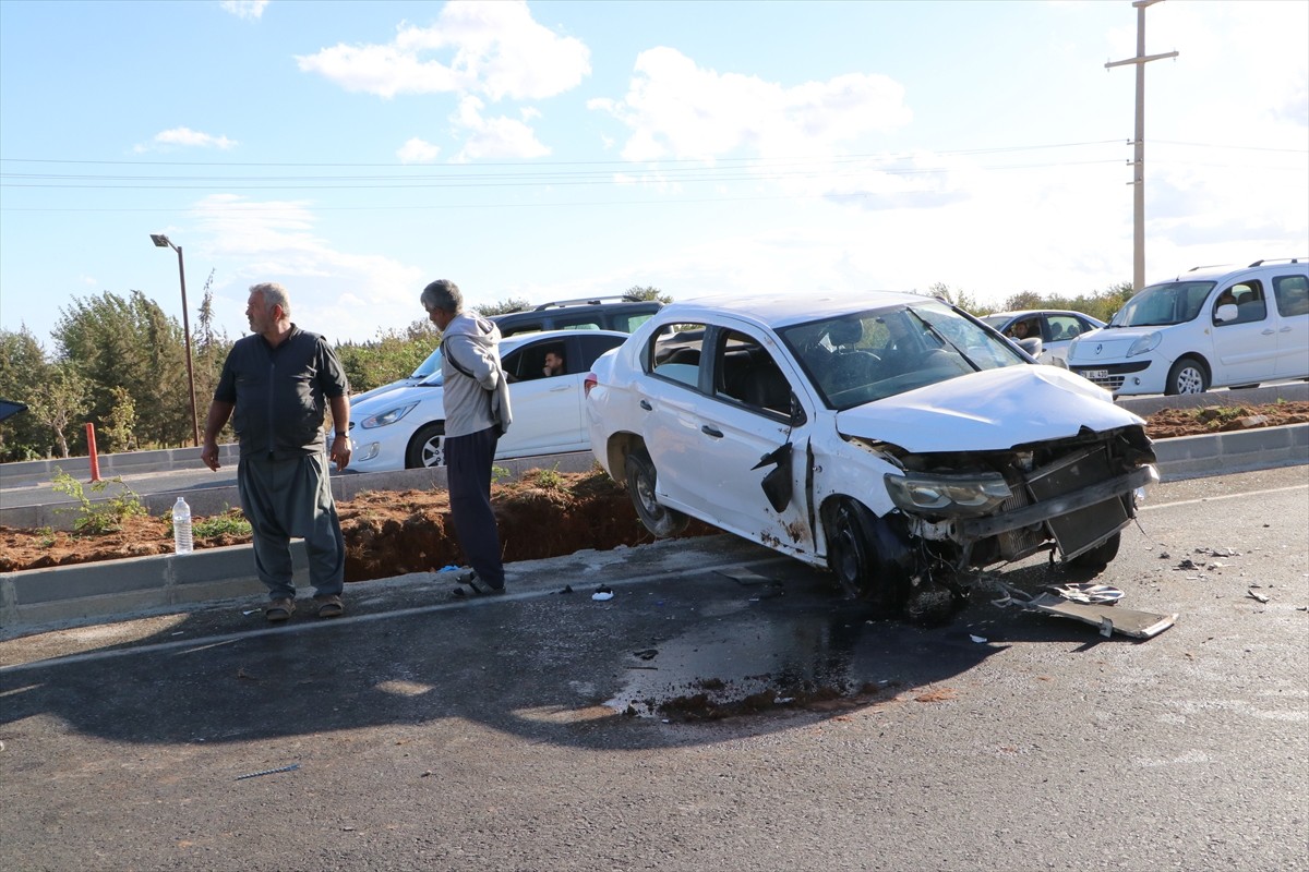 Kilis'te refüje çarptıktan sonra devrilen otomobildeki 2 kişi ağır yaralandı.  