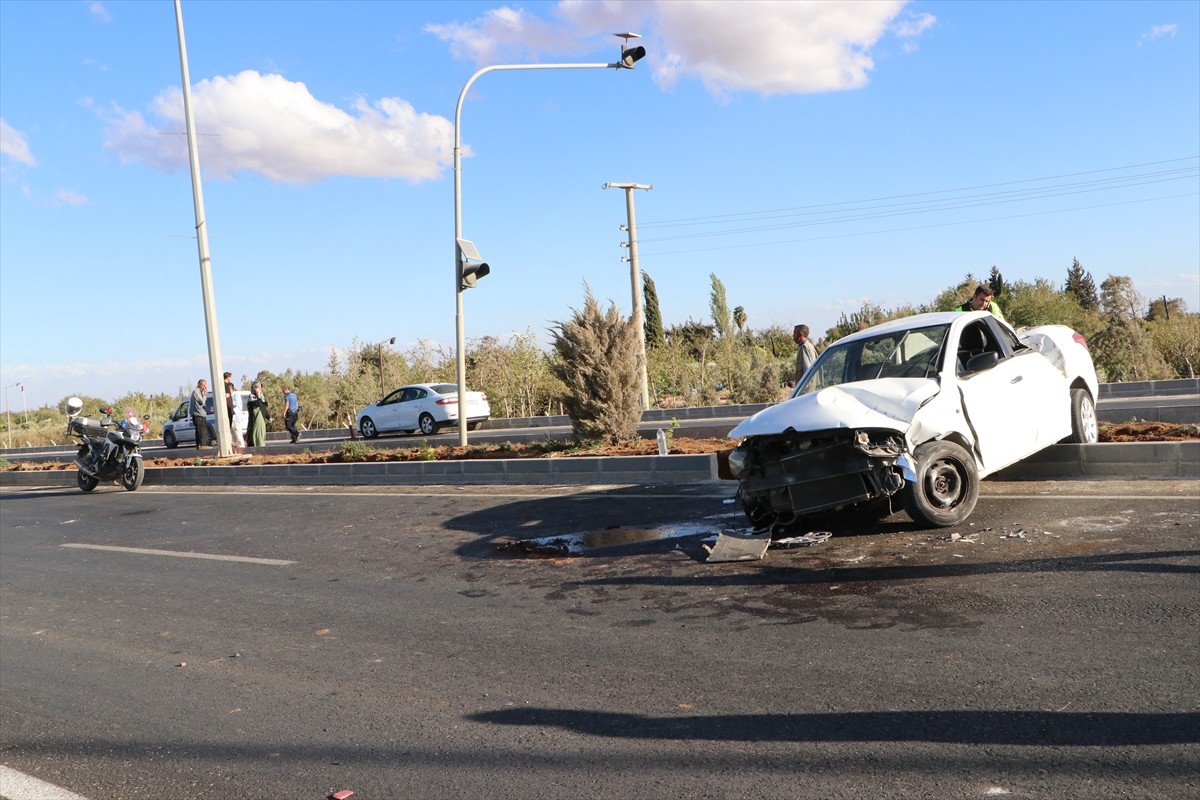 Kilis'te refüje çarptıktan sonra devrilen otomobildeki 2 kişi ağır yaralandı.  