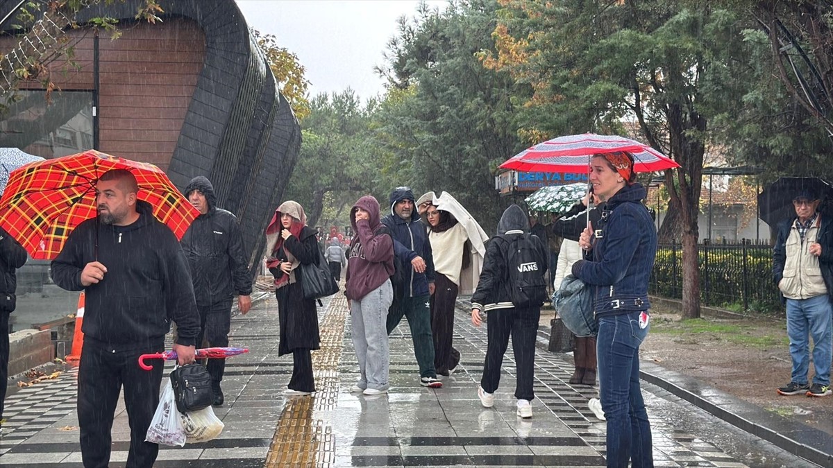 Kırklareli'nde sağanak etkili oluyor. Kentte öğle saatlerinde hafif başlayan sağanak, zaman zaman...