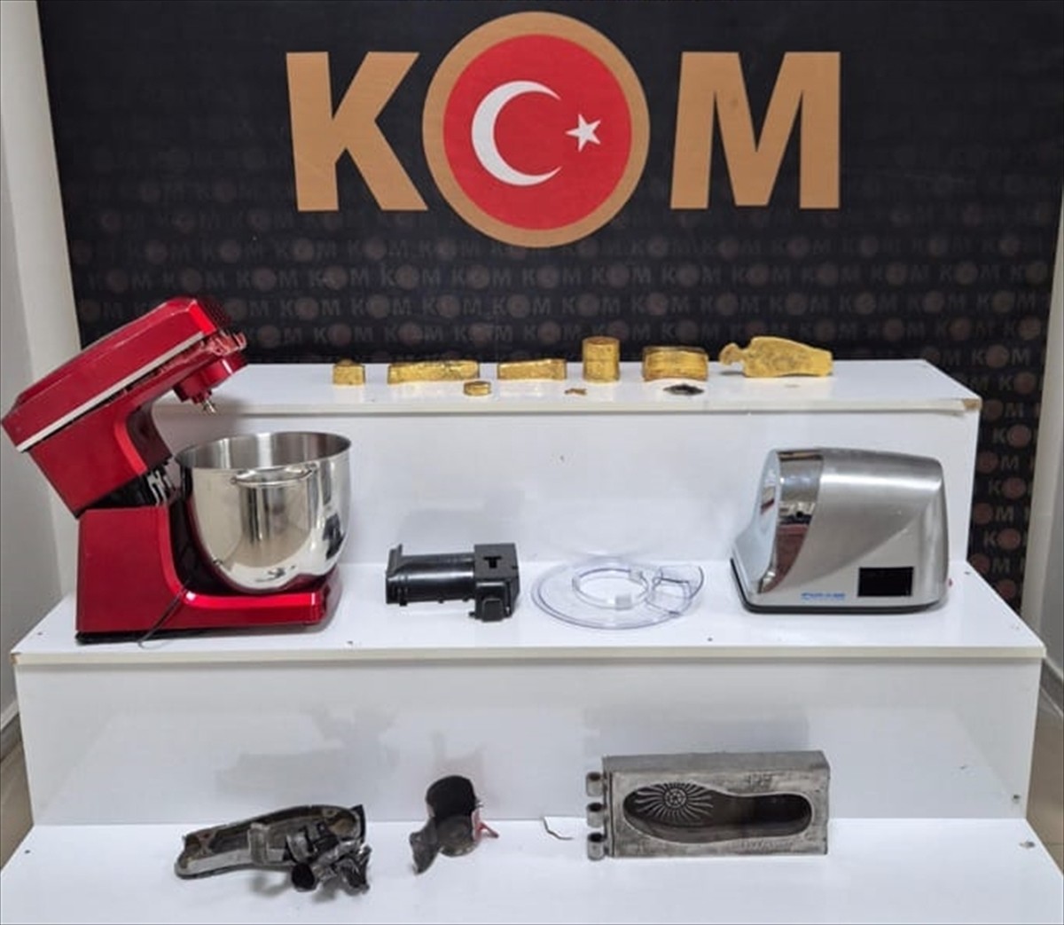 Kırşehir'de bir taksideki kıyma ve hamur yoğurma makineleri ile ayakkabı üretim kalıbı içine...