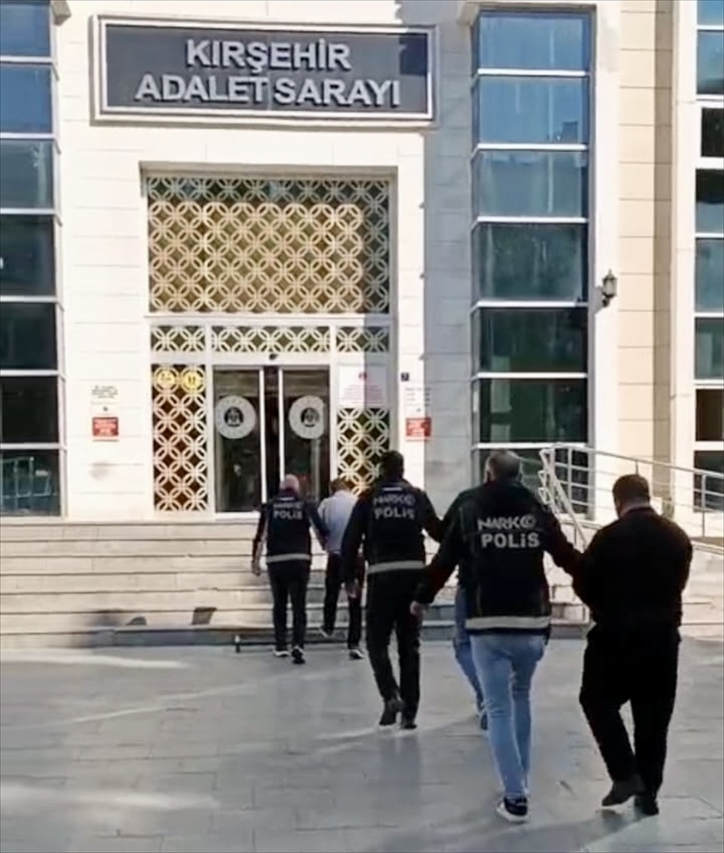 Kırşehir'de düzenlenen uyuşturucu operasyonunda gözaltına alınan 3 zanlı tutuklandı.