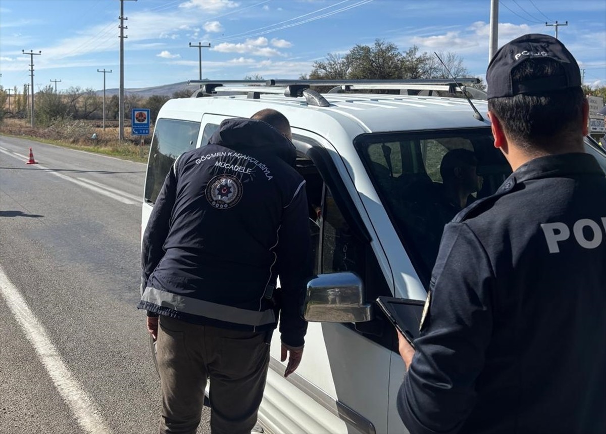 Kırşehir'de yurda yasa dışı yollarla girdiği belirlenen 8 düzensiz göçmen yakalandı.