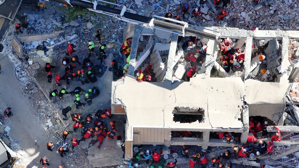 Kocaeli'nin Gebze ilçesinde çöken binada arama kurtarma çalışmaları gerçekleştiriliyor. Bölgeye...