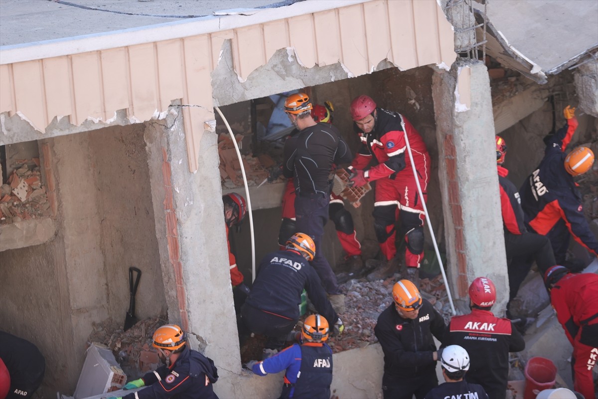 Kocaeli'nin Gebze ilçesinde çöken binada arama kurtarma çalışmalarına devam ediliyor. Çok sayıda...