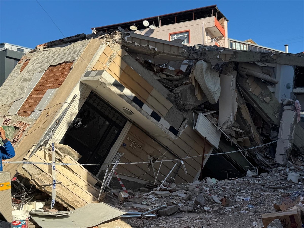 Kocaeli'nin Gebze ilçesinde dün çöken 7 katlı binanın enkazında bilirkişi heyeti inceleme...