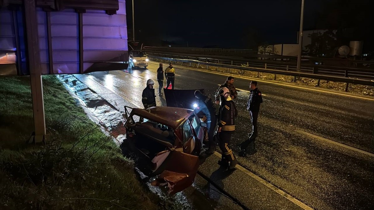 Kocaeli’nin Gebze ilçesinde iki otomobilin çarpışması sonucu 2 kişi yaralandı.