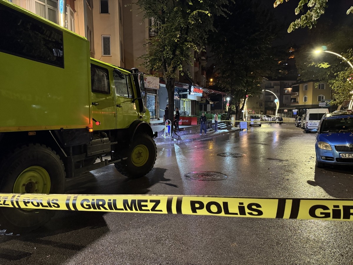 Kocaeli’nin İzmit ilçesinde çıkan silahlı kavgada bir kişi yaşamını yitirdi. Ekipler olay yerinde...