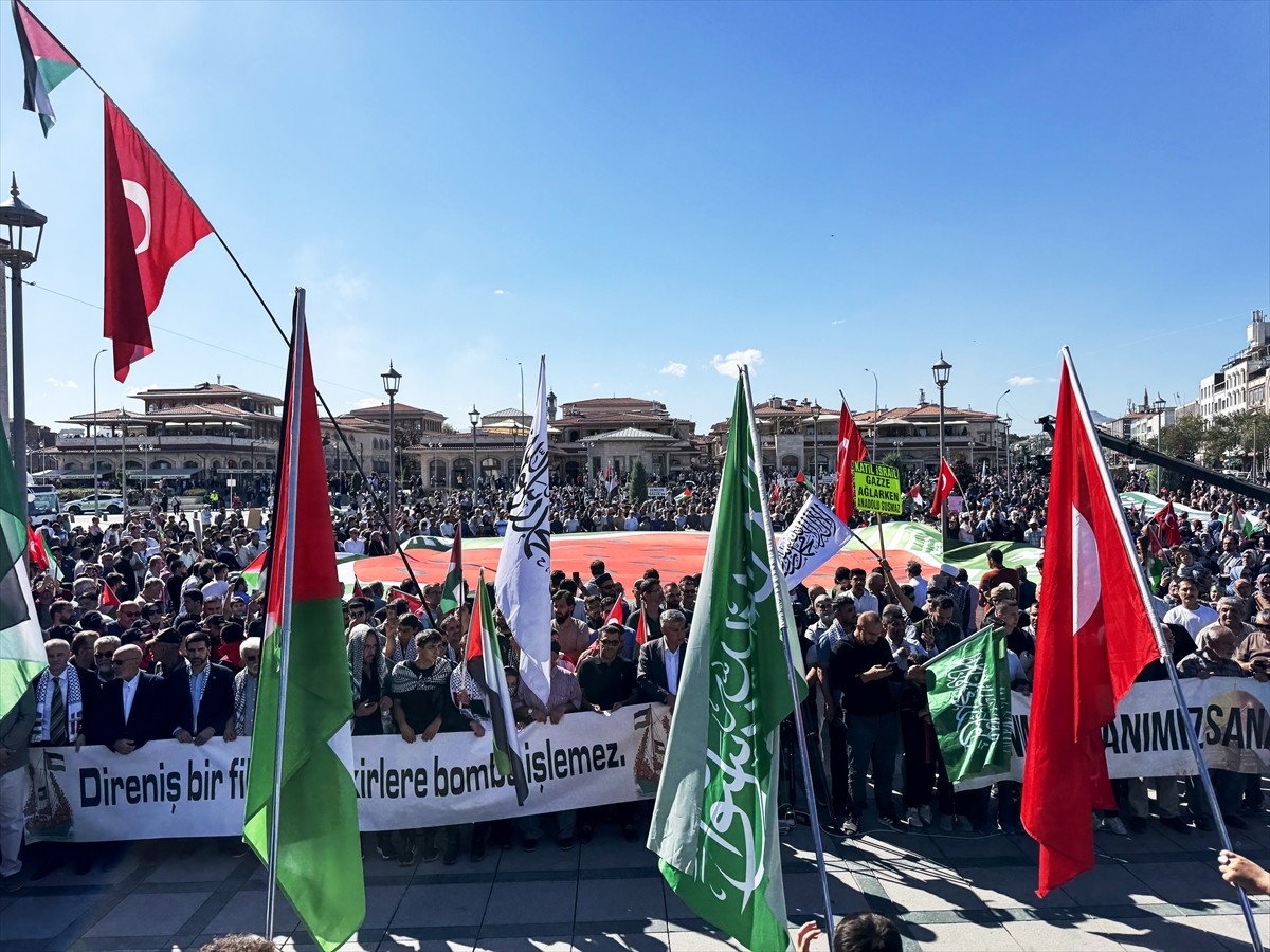 Konya'da, Filistin'e ve Gazze'ye insani yardım ulaştırmayı ve İsrail'in yıllardır uyguladığı...