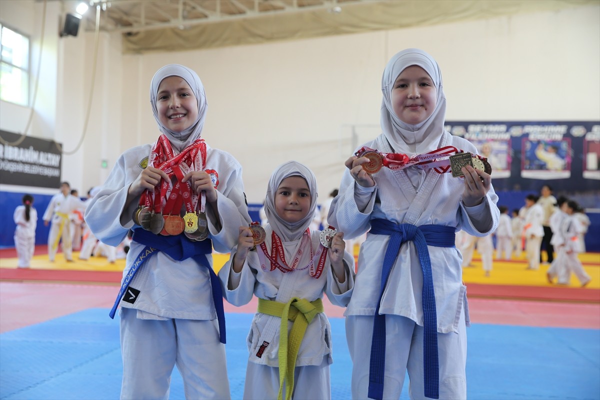 Konya'da judoya yönlendirilen üç kız kardeş, birbirlerine verdikleri destekle büyük başarılara...