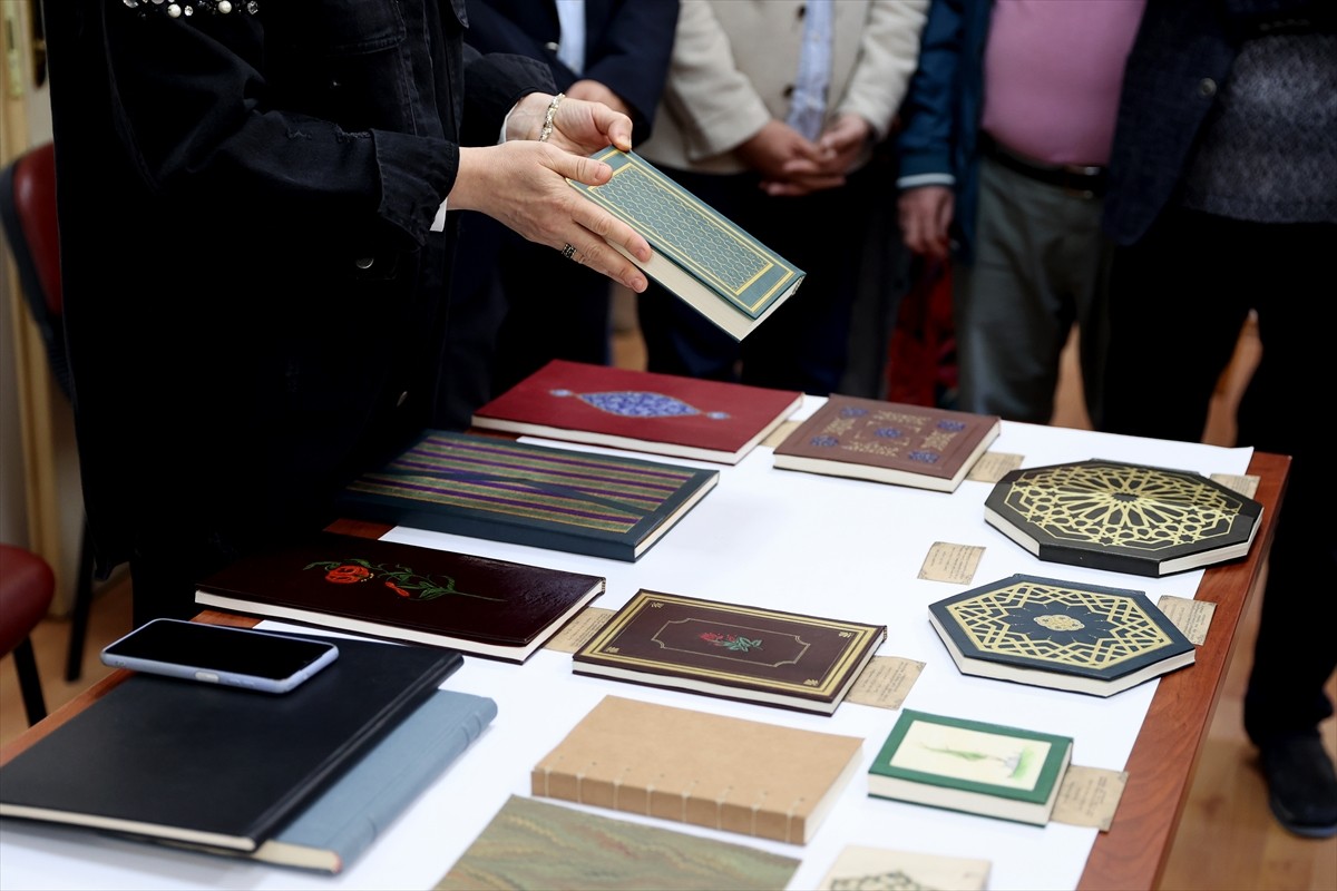 Konya'da, klasik cilt ve kağıt restorasyonu kursunu tamamlayan kursiyerlerin ortaya çıkardığı...