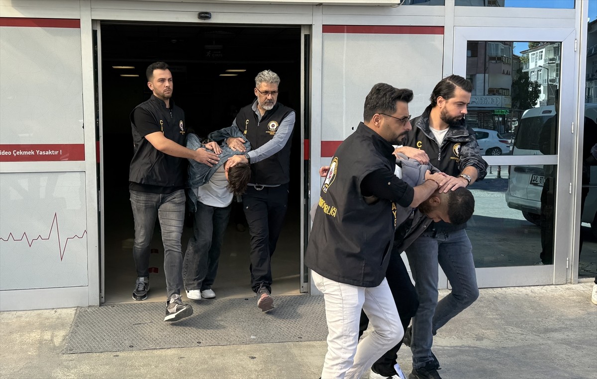 Konya'nın Karatay ilçesinde "yan bakma" meselesinden çıktığı iddia edilen ve 1 çocuğun öldüğü, 2...