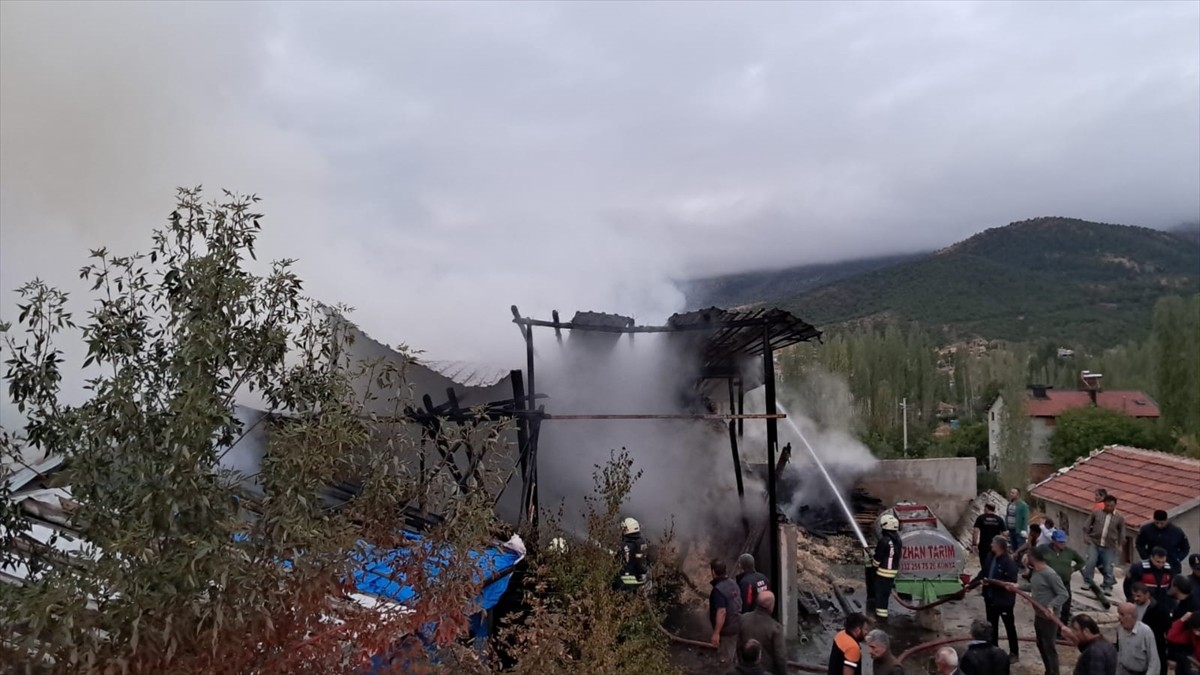 Konya'nın Seydişehir ilçesinde çıkan samanlık yangınında 2 kişi yaralandı. İtfaiye ekiplerince...